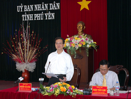 ນາຍົກລັດຖະມົນຕີ ຫງວຽນເຕີນຢຸງ ເຮັດວຽກກັບການນຳແຂວງ ຟຸອຽນ